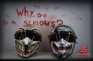 cool-motorcycle-helmets-airbrushed-in-joker-design